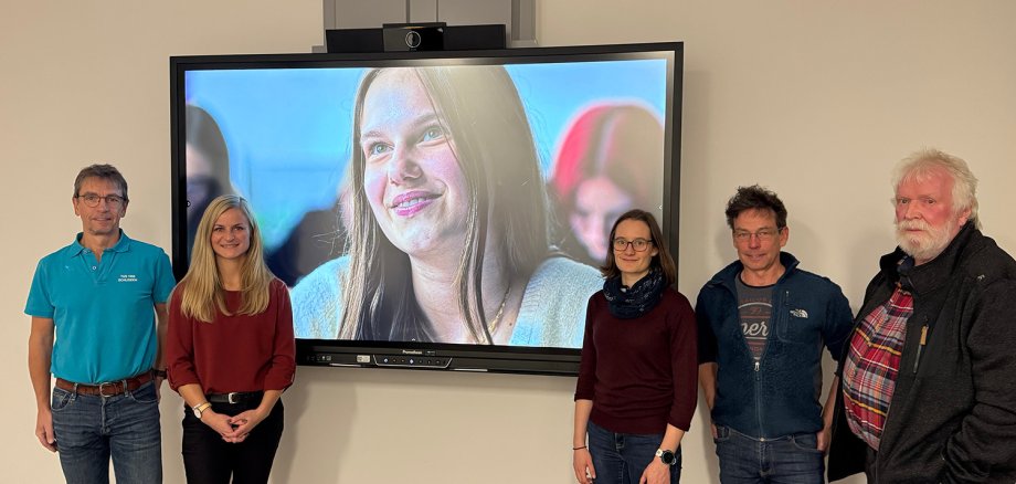 Einige Akteure schauten sich den Filmclip exklusiv vor der Veröffentlichung im Schleidener Rathaus an: v.l.: Urban Scheld (TuS Schleiden), Kuratoriumsvorsitzende Jessica Rau, Tom Scheld und Melina Vogel (TuS Schleiden) sowie Kuratoriumsmitglied Klaus Ranglack.