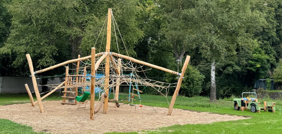 13/2024 - Bild 02: Der Spielplatz an der Alten Schule ist ab sofort zum Spielen, Toben und Spaß haben freigegeben. (© Stadt Schleiden / Kerstin Wielspütz)