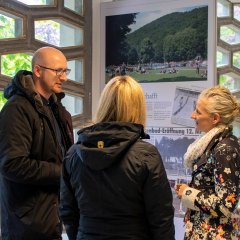 Bürgermeister Ingo Pfennings lässt sich die Ausstellung von der 1. Vorsitzenden des Vereins Bürgerbad Gemünd e.V. erläutern