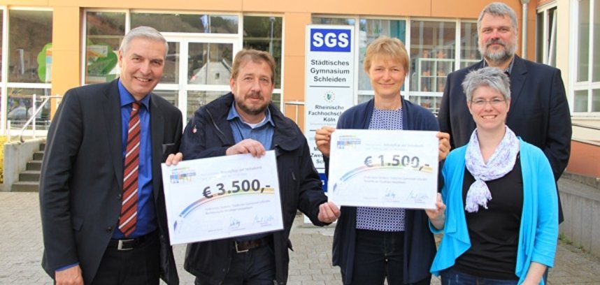 v.l.n.r.: Udo Meister (Vorstandsvorsitzender Bürgerstiftung), Ludger Sauer (Vorsitzender Förderverein Sleidania), Jana Schmidt (Schriftführerin), Georg Jöbkes (Schulleiter SGS), Marion Lenzen (Kassiererin)