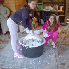 Selin Alkan (rechts) und Martyna Teska (links) bei der Herstellung der Kugeln im Atelier von Frau Simmler