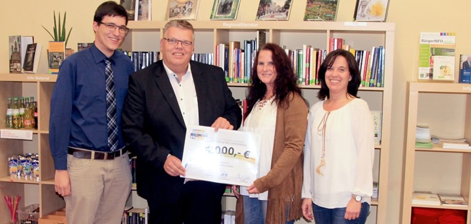 Das Team der Stadtbibliothek freut sich über die Unterstützung in Höhe von 5.000 EUR.  v.l.n.r. Patrick Schöneborn (Stellv. Kuratoriumsvorsitzender), Jochen Kupp (Kuratoriumsvorsitzender), Sabine Hergarten (Leitung Stadtbibliothek Schleiden) und Heike Kupp (Mitarbeiterin der Stadtbibliothek Schleiden)