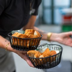 Gruß aus der Küche: selbstgebackenes Brot mit Dip.