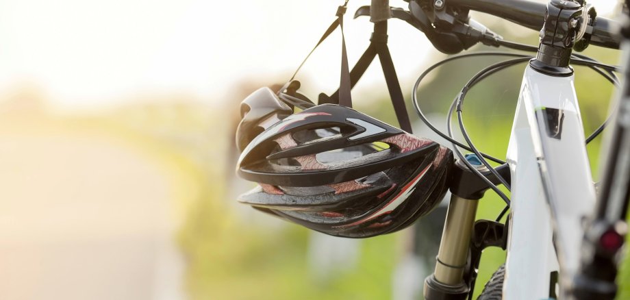 Fahrradlenker und Helm.