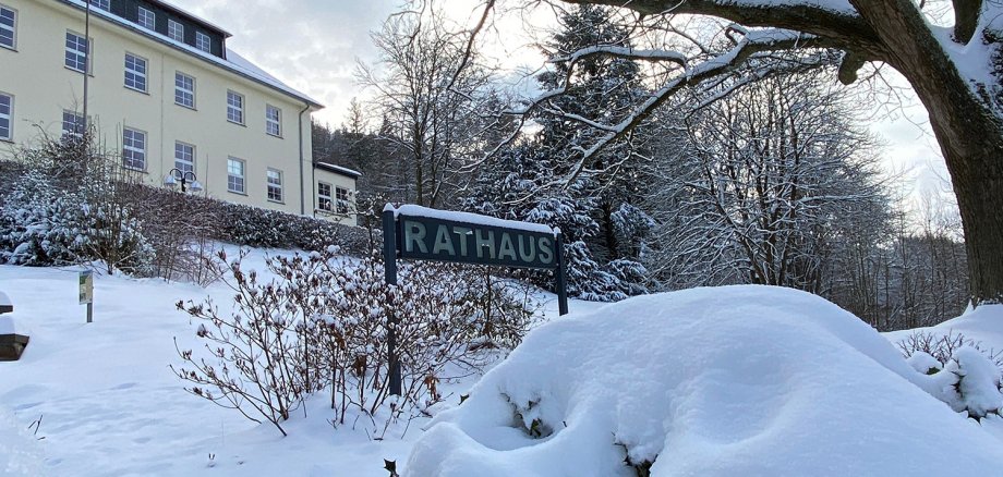 Außenansicht Rathaus Winter.