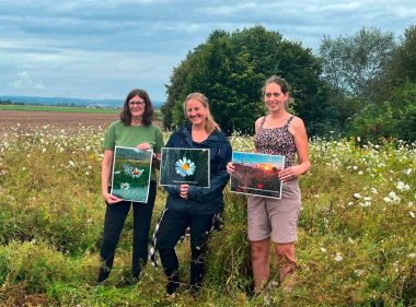 Stellvertretend für alle 3 Biologischen Stationen gab das Team der Biologischen Station im Kreis Düren den Startschuss für den Fotowettbewerb (von links nach rechts: Heidrun Düssel, Geschäftsführerin, Maike Guschal, Projektleitung für Düren, Joyce Janssen, Projektmitarbeiterin in Düren.