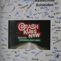 Mehr als 170 Schüler:innen der Realschule nahmen am Crash-Kurs teil - für alle reichte der Platz zum Unterschreiben auf dem Plakat nicht. Dies wird im Eingang der Schule ausgehängt. 