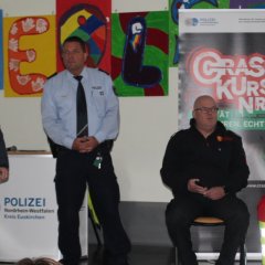 Schulleiterin begrüßt mit Jörg Meyer von der Polizei die Realschüler:innen der oberen Klassen. 