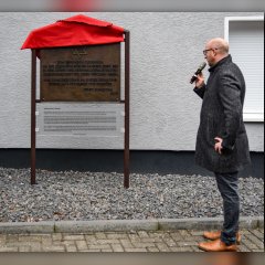 Mahntafel mit Ergänzungstafel 