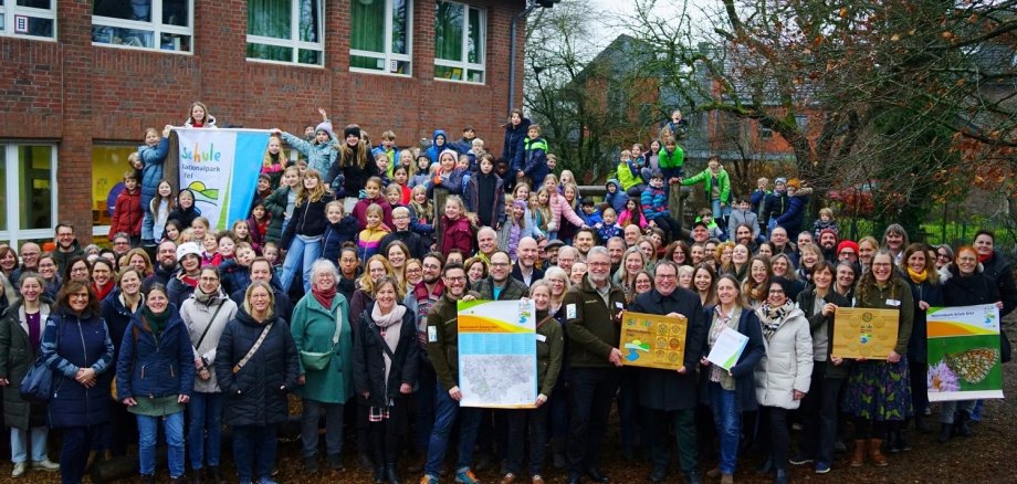 Bei einer Feierstunde in der Gemeinschaftsgrundschule Roetgen haben 50 Schulen aus der Nationalparkregion ihre Auszeichnung als Nationalpark-Schule Eifel entgegengenommen. 