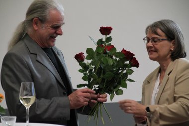 Von Schulleiterin Birgit Barrelmeyer erhält Rainer Bretz im Namen der Schulgemeinde gute Wünsche und ein herzliches Dankeschön in Form von Rosen.