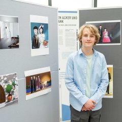 Hlynur Jakob Limbeck vor den Bildern seiner Graphic Story zur Familie Kaufmann.