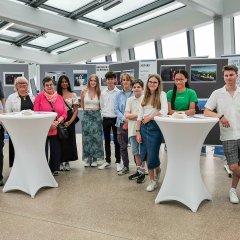 Die JSG-Schülerinnen und Schüler, die die Ausstellung gestaltet haben, zusammen mit ihren Leiterinnen Angelika Schmitz und Heike Schumacher sowie den Kooperationspartnern vom Bildungsteam Vogelsang IP, Cedric Morgenstern und Manuel von Zelisch.