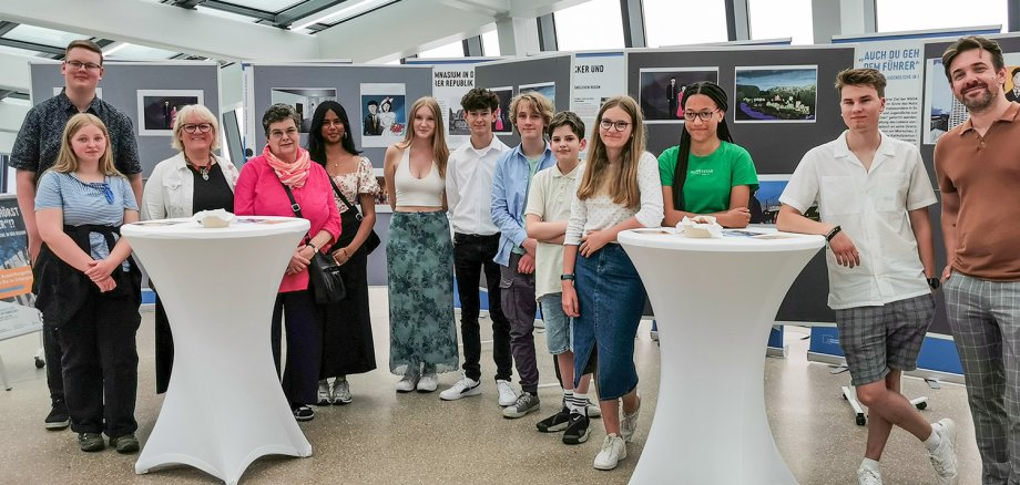 Die JSG-Schülerinnen und Schüler, die die Ausstellung gestaltet haben, zusammen mit ihren Leiterinnen Angelika Schmitz und Heike Schumacher sowie den Kooperationspartnern vom Bildungsteam Vogelsang IP, Cedric Morgenstern und Manuel von Zelisch.