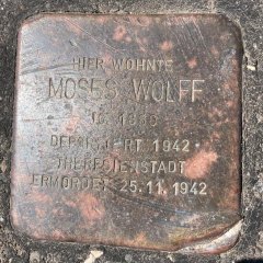 Der zerstörte Stolperstein von Moses Wolff in der Bergstraße in Gemünd.