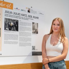 Mia Bongard vor ihrer Tafel in Vogelsang.