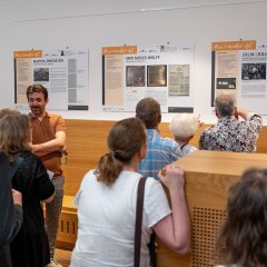 Die drei Tafeln zu Martin Löwenstein, Max Wolff und Julia Katz finden reges Interesse bei den Gästen.