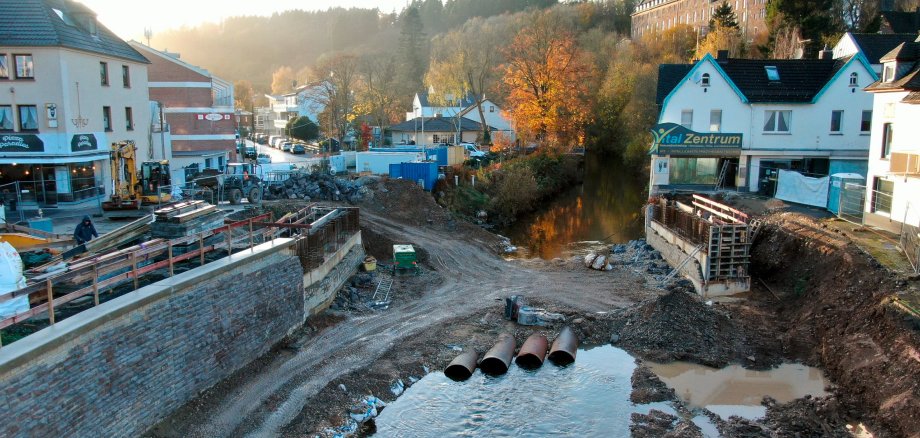 19/2024 - Bild 01: Am 14. November wird die Lücke zwischen dem Alten Rathaus und der Innenstadt mit dem Einbau der Brückenteile wieder geschlossen. (© Stadt Schleiden / Waldemar Brost)