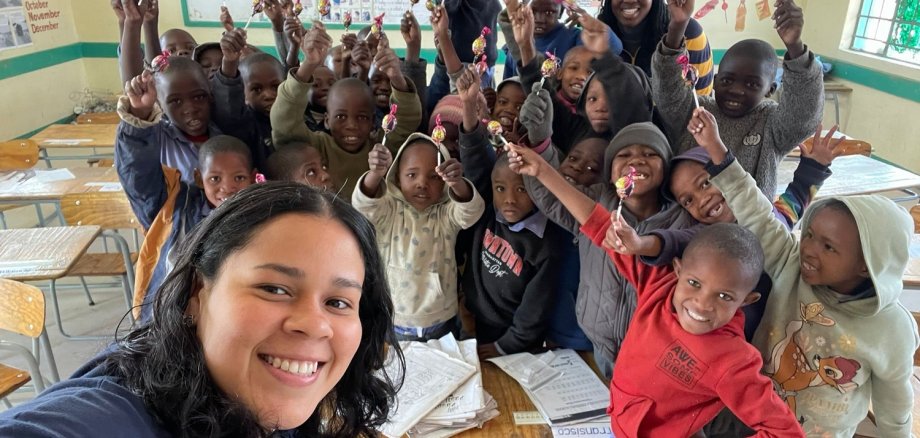 Maury Fernandez Clark im Klassenraum in Namibia.