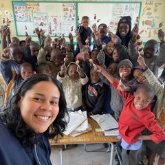 Maury Fernandez Clark im Klassenraum in Namibia.