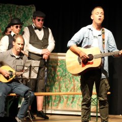 Gregor Simons (rechts) und Michael Blum als Spielleiter und Regisseur (links) überzeugten mit ihrer musikalischen Einlage an Gitarre und Mandoline. 