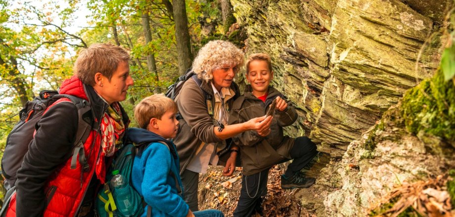 Zertifizierte Waldführerinnen und Waldführer leiten an Familientagen etwa dreistündige, besonders kindgerechte Touren.