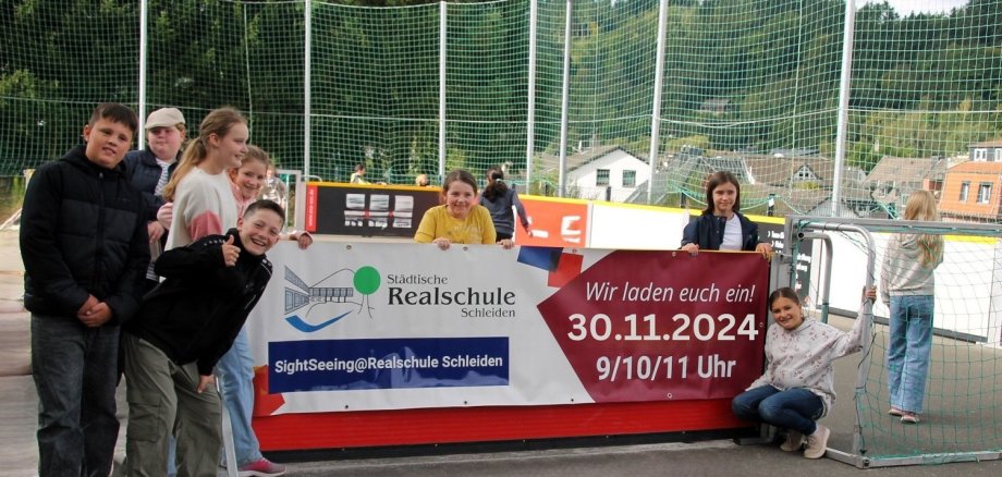 Vor dem neuen Soccerfeld habe sich Schüler:innen der Klassen 5 und 6 aufgestellt, um Werbung für das 'Sightseeing' zu machen