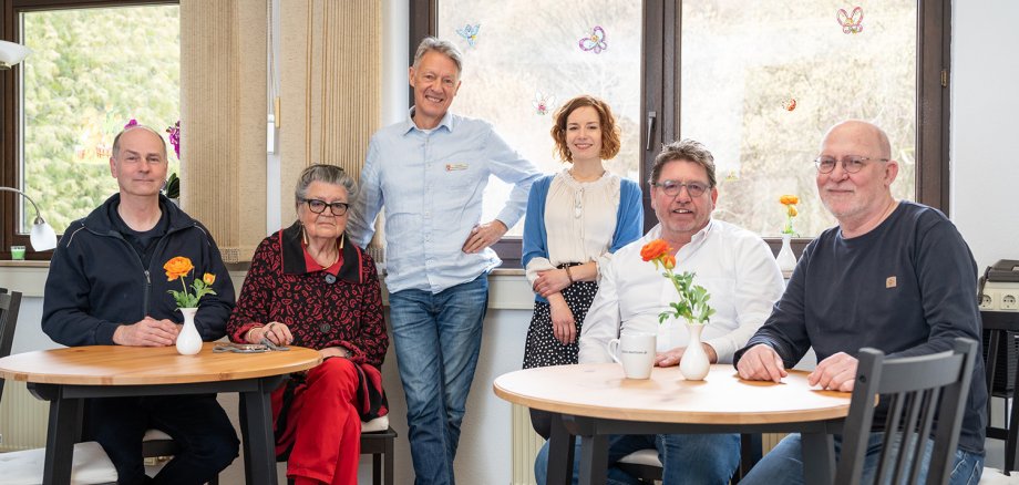 Das Ärztinnen-Therapeuten-Team der IPSU steht von der Flut 2021 belasteten Menschen aus Schleiden, Hellenthal und Kall mit seiner Expertise noch bis Ende 2024 kostenfrei zur Verfügung: vl: Rolf Bock, Sigrid Harrer-Lange, Peter Keßeler, Miriam Ponten, Frank C. Waldschmidt und Gerd Sebastian. (© MHD/Moll)