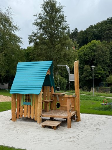 13/2024 - Bild 03: Neu auf dem Spielplatz ist auch das Sandhaus mit Kran. (© Stadt Schleiden / Kerstin Wielspütz)