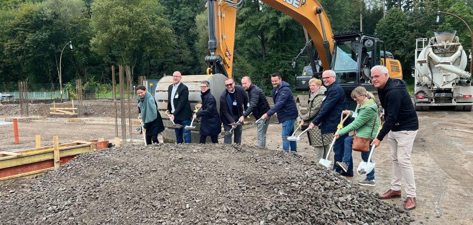 16/2024 - Bild 01: Freuen sich auf das neue Angebot in Schleiden: vl. Veronic Jerichow LIDL, Bürgermeister Pfennings, Bianka Renn GfW Schleiden, Lennart Paffendorf B+P Holding, Andrej Provotorov Leiter Filiale Trinkgut Schleiden, Herr Michael Kilian EDEKA, Katharina Paffendorf B+P Holding, Herr Glück Kreissparkasse Euskirchen, Ellen Lehner SPD und Karl Heinz Büser AXA Versicherung. ((© Tanja Schmidt / B+P Holding GmbH)