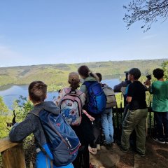 Die Fünftklässer genießen die tolle Aussicht.