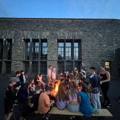 Lagerfeuer, Stockbrot und Gesang sorgen für eine ausgelassene Abendstimmung.