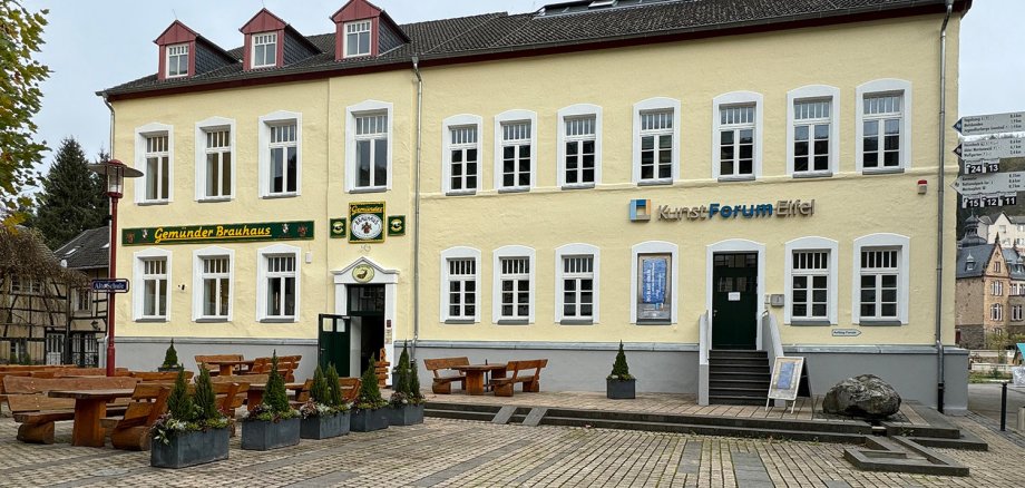 Die Fassade des KunstForumsEifel und dem angrenzenden Brauhaus erstrahlt in neuem Glanz.