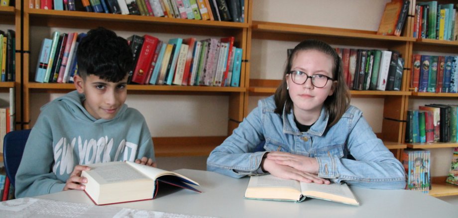 Dasilva Kochar aus der Klasse 6b und Amy Kühl aus der Klasse 6c haben den ersten und zweiten Platz beim Vorlesewettbewerb der Städtischen Realschule Schleiden belegt.