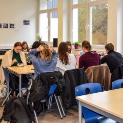 Schülerinnen und Schüler in der gemütlichen Cafeteria. 