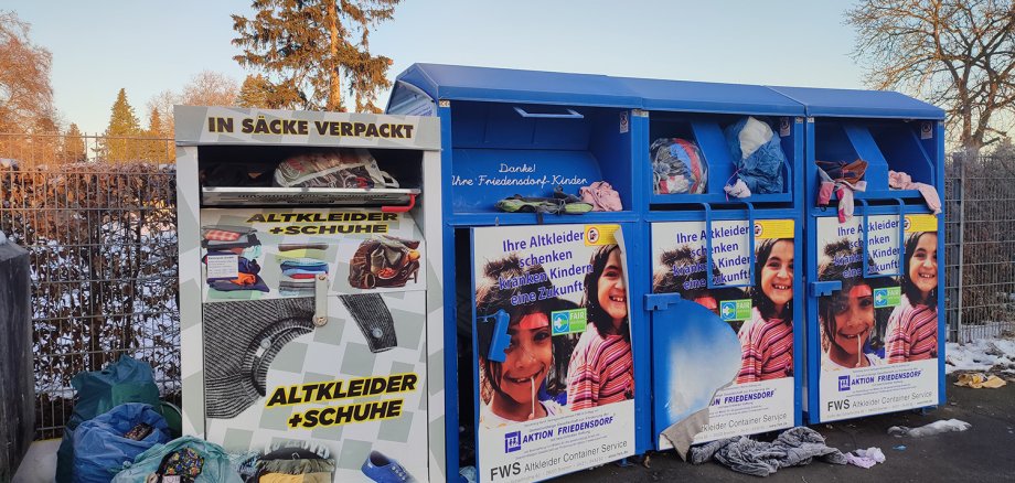 Gut erhaltene oder nur wenig verschlissene alte Kleidung und Textilien gehören in die Altkleidercontainer. Stark Zerschlissenes und Verdrecktes kommt in die Restmülltonne. Ablagerungen vor den Containern sind verboten.