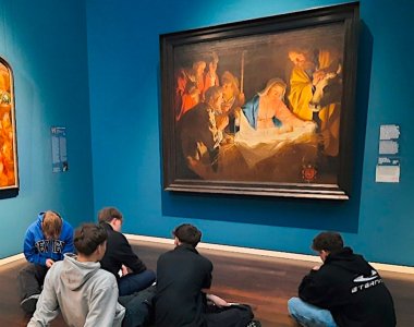 Die Kunstschüler:innen vor der Christus-Darstellung von Gerrit van Honthorst.