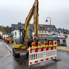 07/2024 - Bild 01: Fußgänger, die in die Innenstadt Schleiden möchten, werden über die Treppe an der B265 und den Klosterplatz geleitet, da die Brücke bis zum Abriss vollständig gesperrt ist. (© Stadt Schleiden / Rolf Jöbges)