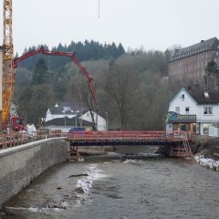 Betonieren der BRücke Am Markt in Schleiden am 11.12.2024.