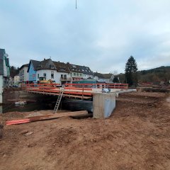 Verfüllen der Widerlager an der Brücke Am Markt in Schleiden.