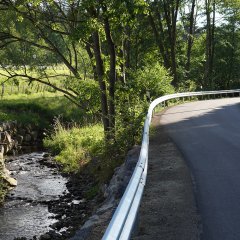 Die Arbeiten an den Prallhängen des begleitenden Schafbachs beinhalteten die Wiederherstellung und Sicherung der Gewässerböschung mit Wasserbausteinen