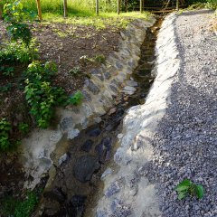 Die Fassung des von der Höhe kommenden Steinbachs wurde ebenfalls durch Wasserbausteine erneuert.